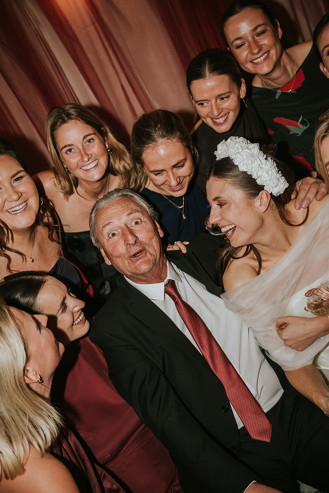 Groepsfoto met grootvader tijdens winterhuwelijk in feestzaal Madame Cocotte